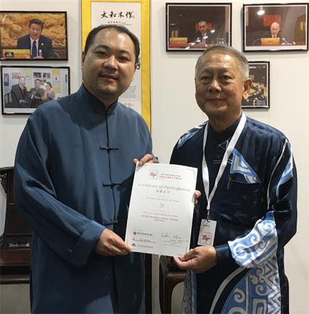 马来西亚艺术博览会主席沈哲初（右）向太和木作关毅先生（左）颁发获奖证书