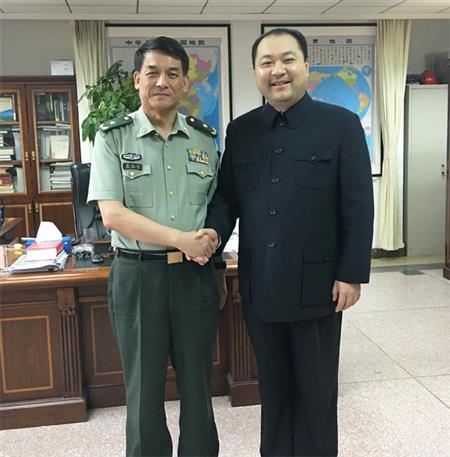 中国人民革命军事博物馆馆长董长军少将亲切会见关毅先生并且中国人民革命军事博物馆永久收藏太和木作紫檀皇宫椅