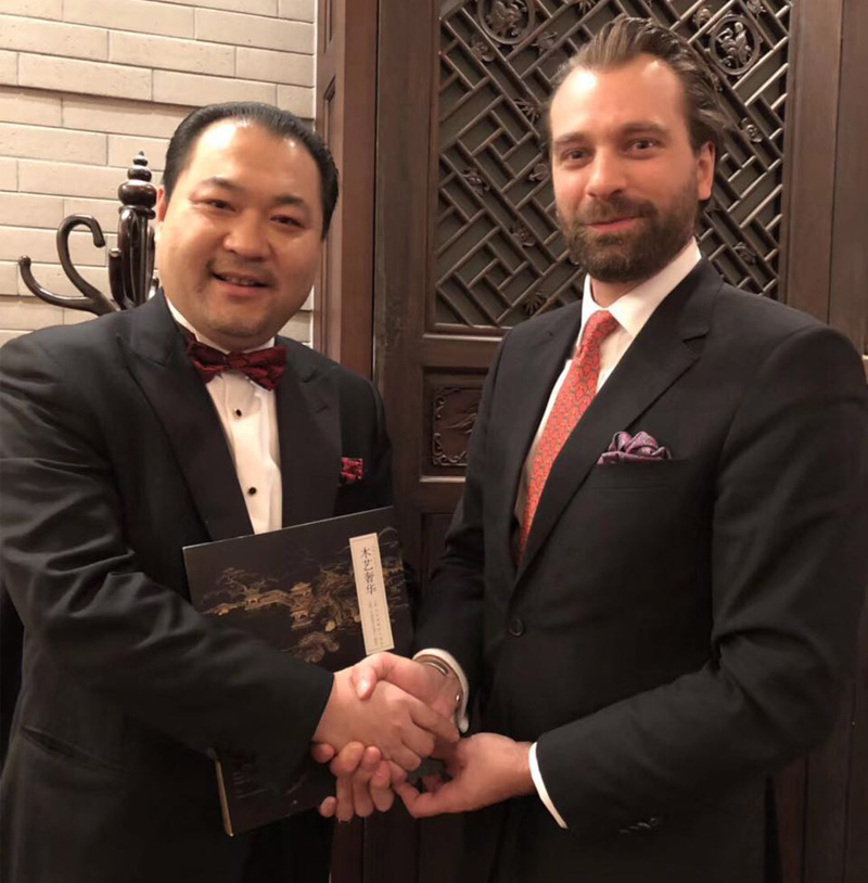 关毅先生向德国（萨克森·魏玛·艾森那赫大公国）乔治·康斯坦丁王子殿下赠送故宫修复书籍《木艺奢华》