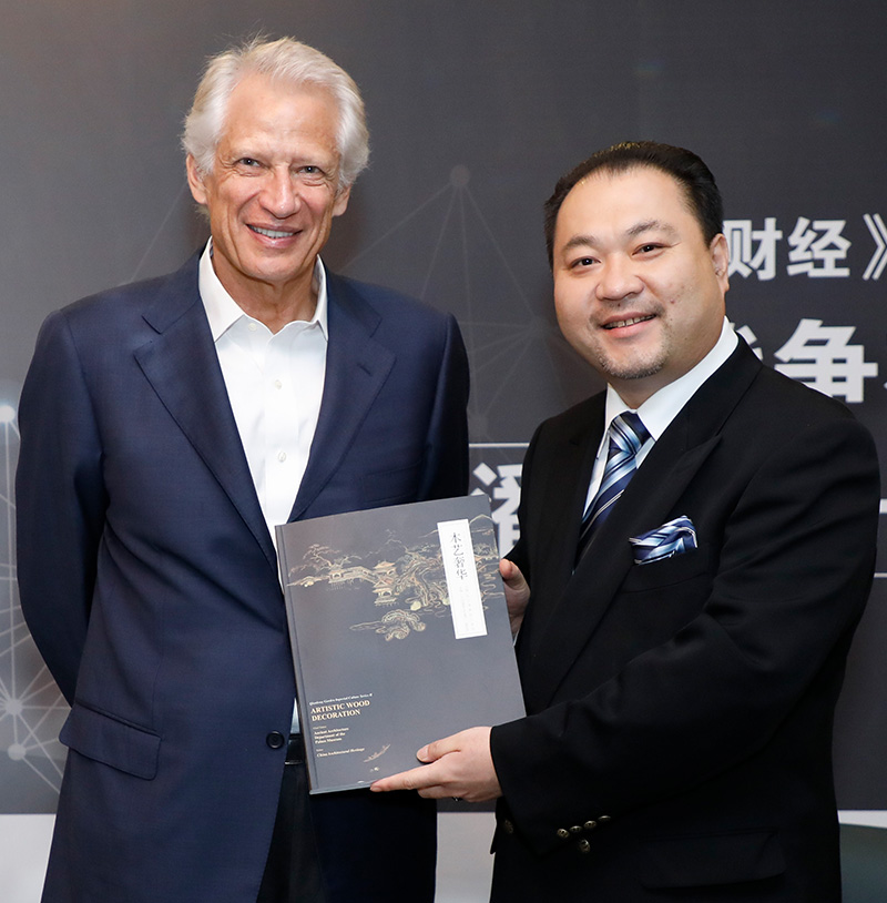 关毅向法国前总理多米尼克·德维尔潘阁下赠送故宫修复书籍,《木艺奢华》