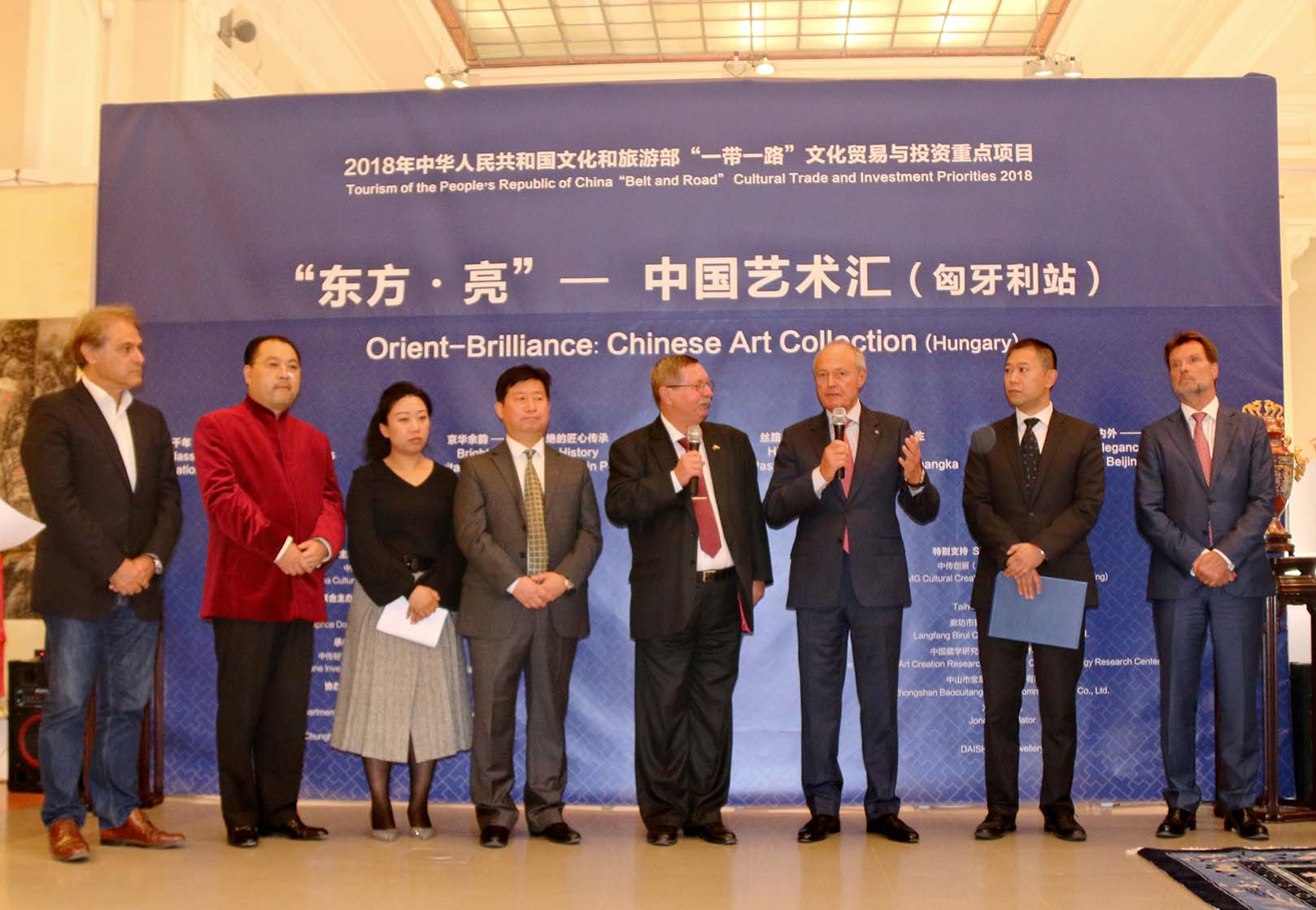 太和木作皇宫椅闪耀多瑙河畔 匈牙利前总理迈杰希高度赞赏